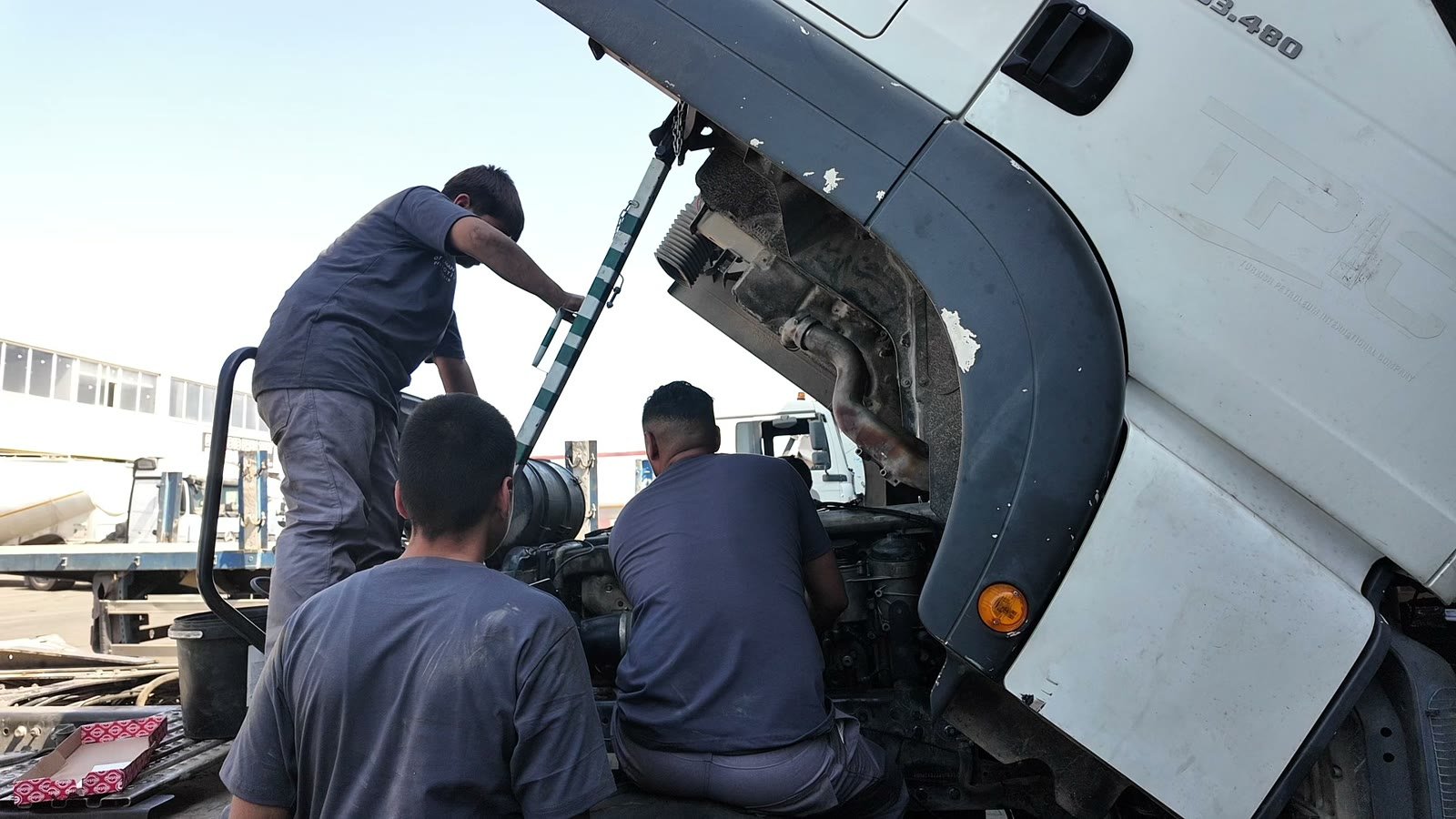 Kabin kaldırılarak yapılan elektrik bakımı