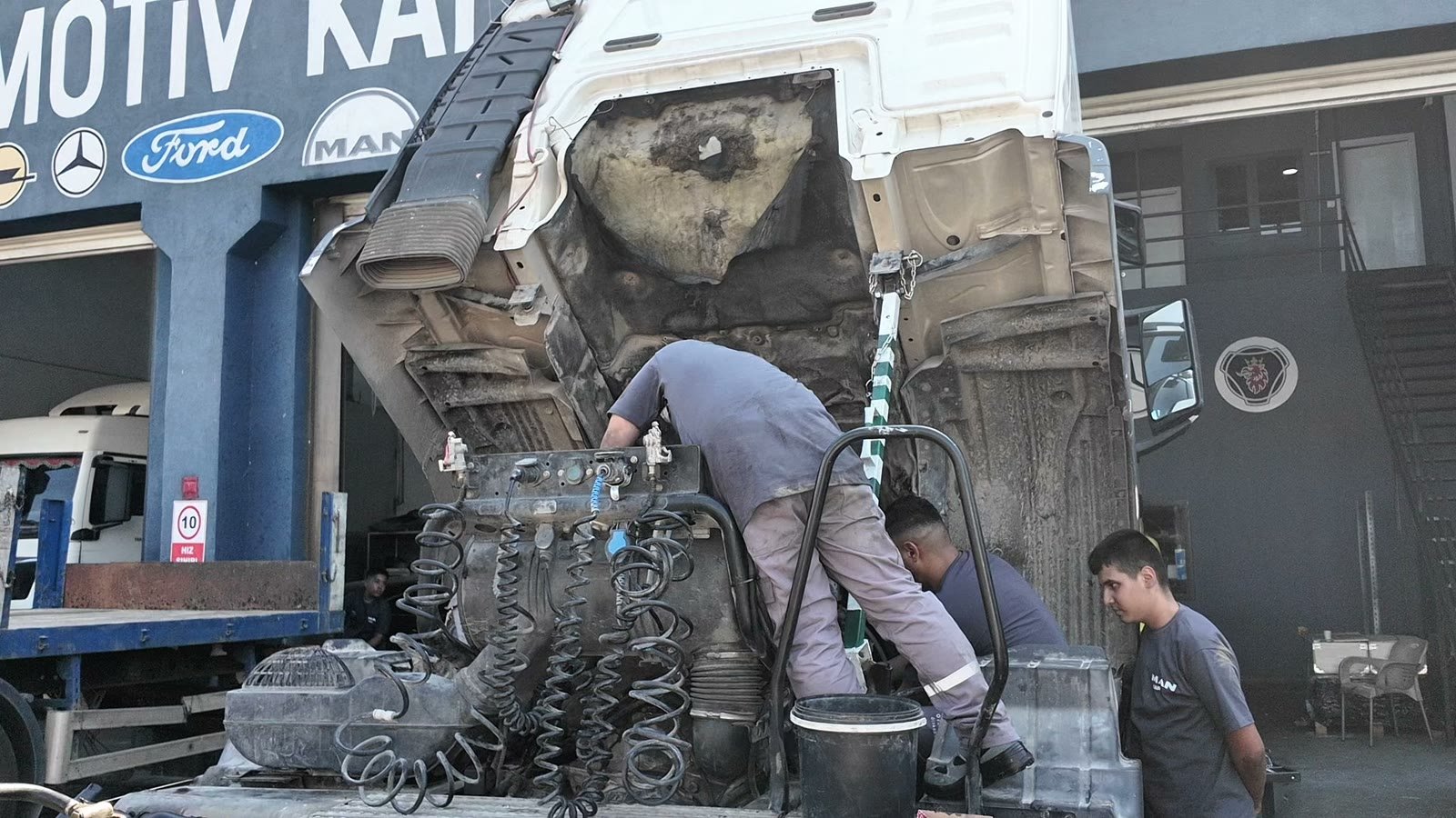 Motor tamiri yapan teknisyenler